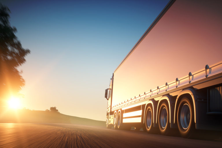 LKW fährt Richtung Horizont